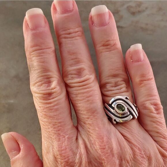 Sterling Peridot Artisan Modern Twist Ring - Picture 4 of 5